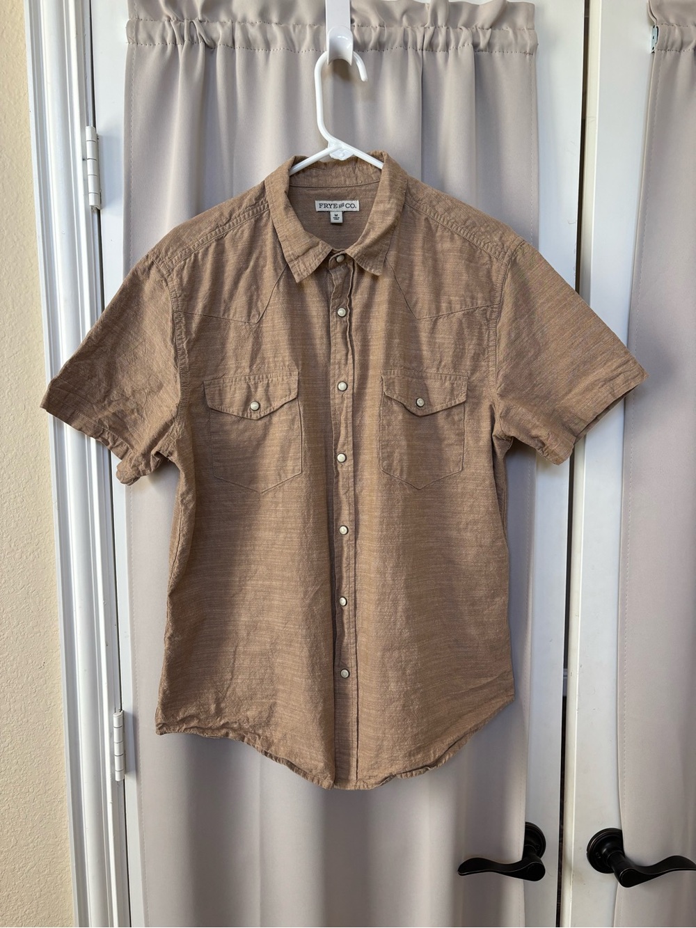 FRYE AND CO. Short-Sleeve Button-Down Shirt in Light Brown